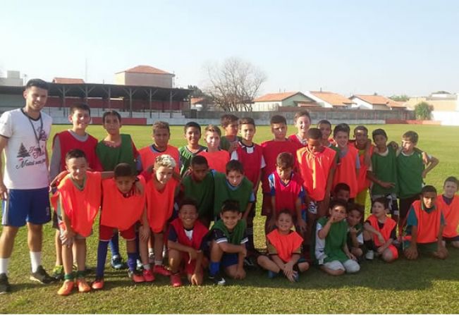 Criançada feliz com coletes novos